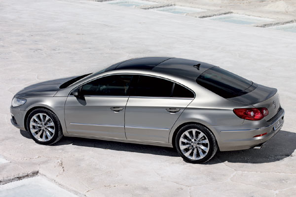 Der Kofferraumdeckel verfgt am Scheibenansatz ber einen dunklen Streifen in Glasoptik und soll so die Heckscheibe optisch strecken