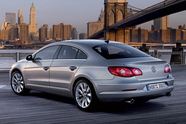 Das Heck zeigt geschwungene Leuchten, eine sanfte Abrisskante und Reflektoren in der Schrze. Dem Bild nach zu schlieen gibt es endlich zwei Rckfahrleuchten – aber keine LED-Technik mehr