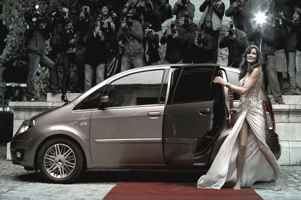 Der Autobauer verpflichtete die designierte First Lady von Frankreich bereits im September