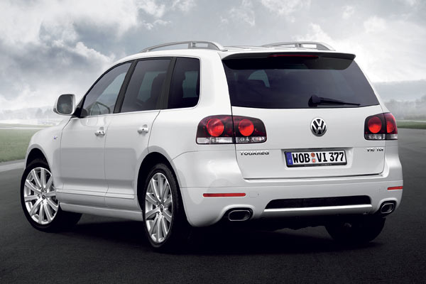 ... und ovale Endrohre in der ebenfalls ver�nderten Hecksch�rze. Au�erdem: Tieferlegung um 20 mm