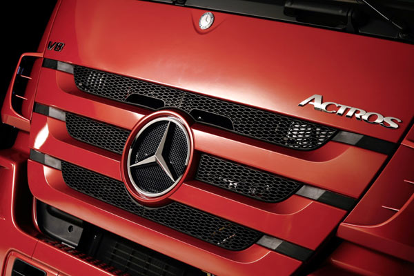 Neue Actros-Front im Detail: Weniger Lamellen, aber markanter geformt
