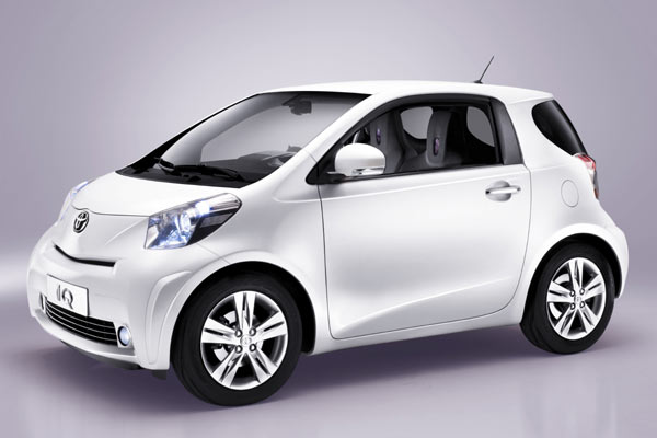 Gestatten, Toyota iQ. Ob der Name endgltig ist, muss offen bleiben, das Design aber entspricht der Serienversion. Der Kleinstwagen bietet auf unter drei Metern Lnge Platz fr drei Personen