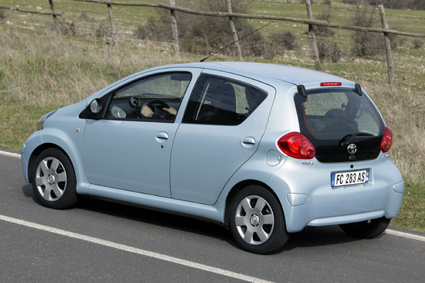 Der Aygo mag klein wirken, ist mit 3,41 Metern Lnge aber deutlich grer. Trotzdem und trotz der Mglichkeit zu vier Tren drfte der iQ das interessantere und anders positionierte Auto werden