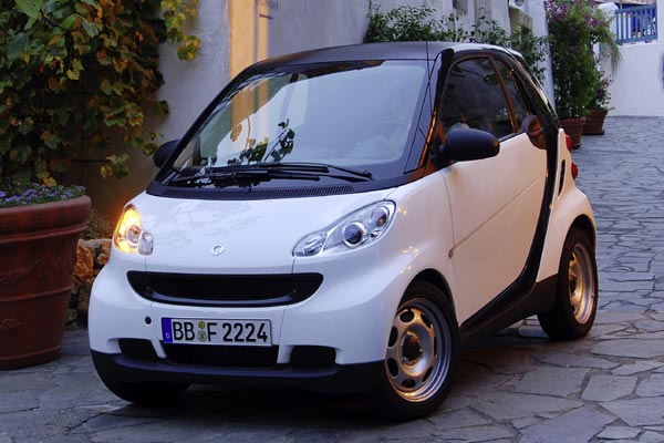 Hauptkonkurrent des iQ ist der Smart Fortwo, der zunchst den Vorteil der Cabrio-Version behlt