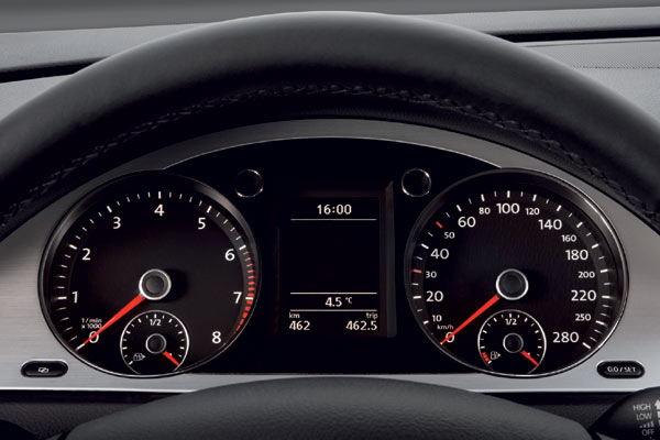 Wie beim Passat CC gibt es ein greres Hauptdisplay, dafr entfallen die kleinen Displays in Tacho und Drehzahlmesser. EcoFuel-spezifisch sind zwei Tankuhren, das Wasserthermometer wird geopfert. Merkwrdige Tachoskalierung