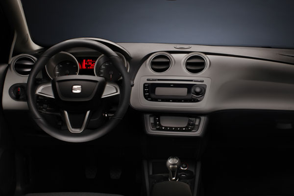 Im Interieur weicht Seat stark vom blichen VW- oder koda-Look ab – selbst bei Radio und Klima