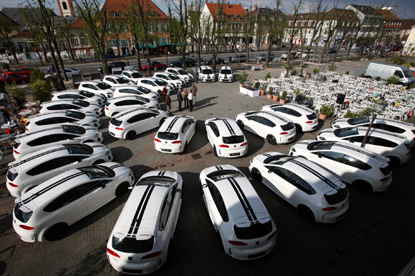 Schne Kulisse im Badischen: Die ersten 27 von insgesamt nur 55 Exemplaren wurden am Wochenende auf dem Schlossplatz in Schwetzingen an die Kunden bergeben