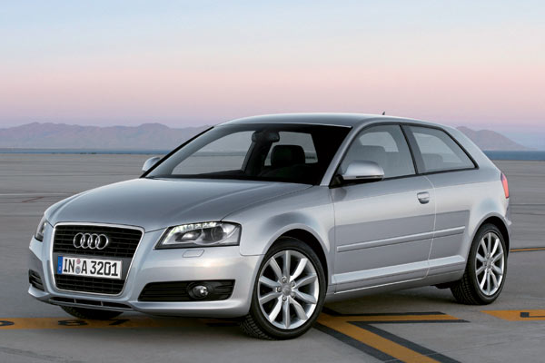 Gestatten, Audi A3, Modelljahr 2009. Erkennungszeichen der Facelift-Varianten sind die neue Frontschrze ohne Stoleisten und Trnenscke an den Nebelscheinwerfern sowie »