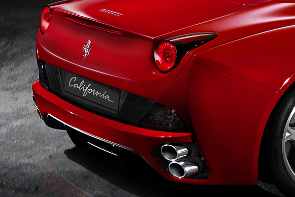 ... die Heckansicht aufflliger und sportlicher, vor allem durch die kleinen Leuchten und die schrg vertikal »gestapelten« Doppelauspuffrohre