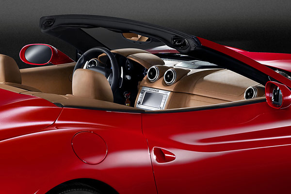 Blick ins Interieur: Sitze, Lenkrad, Armaturen und Navi sind neu gestaltet. Der »Hftschwung« ist gut gelungen, ber Klapptrgriffe muss man bei einem Ferrari wohl hinwegsehen