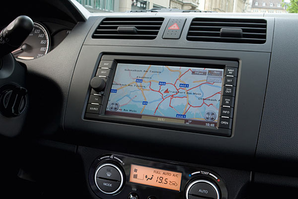 Besonderheit des Swift &raquo;Black and White&laquo; ist das Navigationssystem von Clarion mit Kartendarstellung, Festplatte und DVD-Player. Suzuki spendiert außerdem einen iPod-Adapter und eine Lenkradbedienung