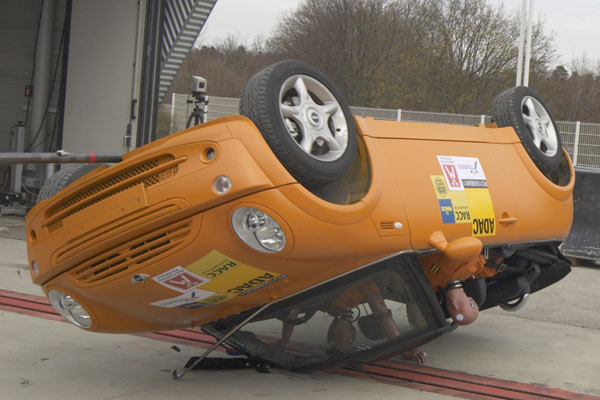 Besser – aber nicht gut – schneidet der offene Mini ab. Stabilen A-Sulen stehen eine schlechte Gurtgeometrie, nicht vernetzte Gurtstraffer und zu niedrige berrollbgel gegenber