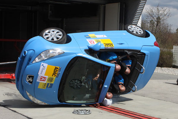 Beim Peugeot 207 CC als modernstem Auto im Test profitieren die Passagiere von den automatisch ausfahrenden berrollbgeln. Der vordere Scheibenrahmen kollabiert jedoch