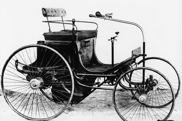 Es folgte der erste mit einem Verbrennungsmotor ausgerstete Wagen – der vierrdrige Typ 2
