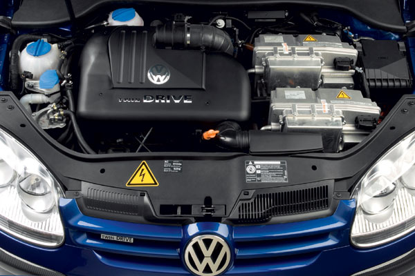 Unter der Haube aber teilen sich Verbrennungs- und E-Motor den Platz