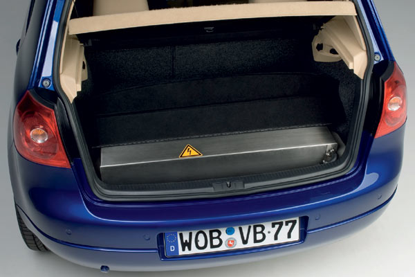 Die Energie stammt aus einer (noch sehr groen) Lithium-Ionen-Batterie im Kofferraum, deren Alltagstauglichkeit, Sicherheit und Kapazitt im Rahmen des Versuchs getestet bzw. optimiert werden soll