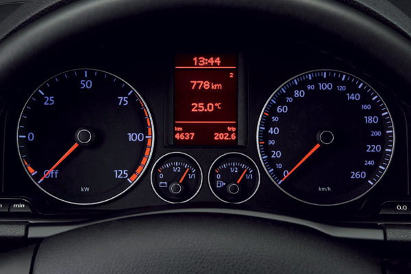 Statt eines Drehzahlmessers gibt es eine kW-Anzeige. Der TwinDrive drfte auch das erste E-Auto mit einer ansehnlichen Batterie-»Tankuhr« sein