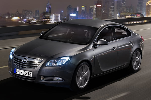 Viertrige Limousine oder fnftriges Flieheck: Aus dieser Perspektive verrt es der Opel Insignia nicht