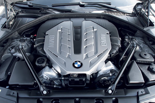 Top-Motorisierung ist ein Bi-Turbo-V8 mit nun 407 PS. Der Normverbrauch von 11,4 Litern bleibt unverändert