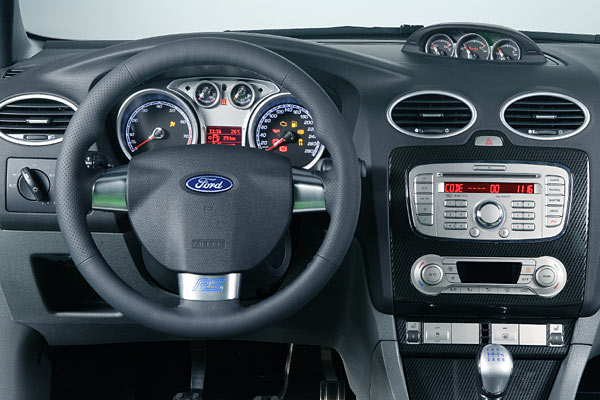 Der Tacho reicht bis 280 km/h. Zentrale Zusatzinstrumente  la Focus ST mit lthermometer, ldruckmesser und Ladedruckanzeige
