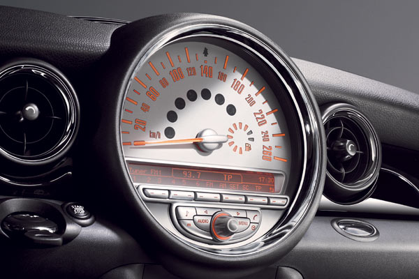 Tacho bis 260 km/h. Schade, dass sich Retro-Look bei Mini mit schlechter Ablesbarkeit verbindet