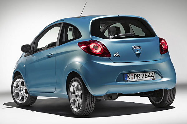 Vom alten »new edge«-Design ist nichts geblieben. Die Neuauflage folgt der aktuellen Ford-Designsprache. Viele Details differenzieren den Ka jedoch vom Fiesta