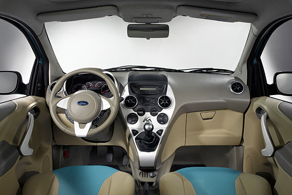 Blick ins Interieur: Aufgerumtes, nunmehr symmetrisches Ensemble mit kleinen Klima-Displays und hochgesetztem Schaltknauf