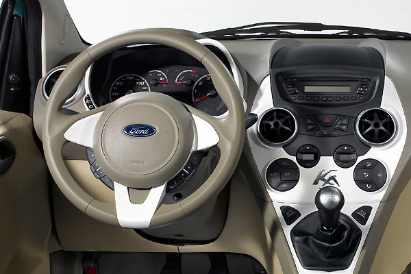 Die Fensterheber-Tasten sitzen jetzt auf der Mittelkonsole, wo auch ein groer Ka-Schriftzug angesiedelt ist. Ruhigere Instrumentierung mit Khlwasser-Thermometer