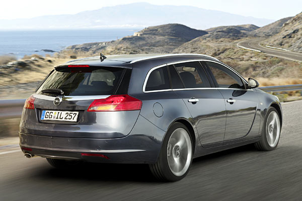 Erkennungszeichen ist die vollstndige Integration der einteiligen Rckleuchten in der weit in die Flanken gezogenenen Heckklappe