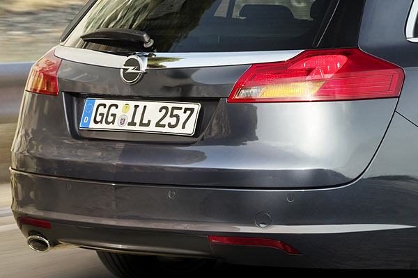Diesen Designkniff kennt man bisher nur von Audi Q7 und Q5. Trotz groer Leuchteinheiten vertraut Opel auf die Primitiv-Lsung nur einer Rckfahrleuchte. LED-Technik gibt es nicht
