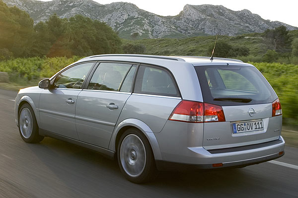 Weniger Lnge, aber mehr Radstand und Ladevolumen: In punkto Konzept und Nutzwert ist der krzere Vectra dem lngeren Sports Tourer berlegen