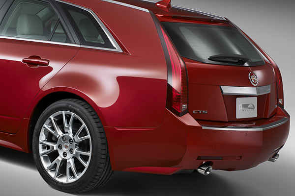 Im Detail: Groe, vertikale Rcklichter, markante Schrze, Finne mit breiter Bremsleuchte am Dachabschluss, kleine Scheibe – garniert mit 19-Zoll-Rdern