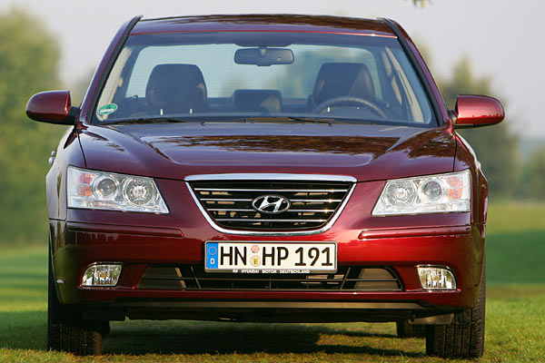 ... ein Khlergrill im Grandeur-Stil und grere Lufteinlsse in der Frontschrze