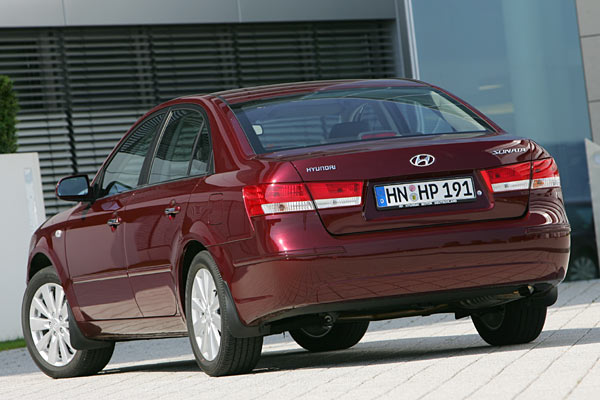 Am Heck gibt es ebenfalls Retuschen an Leuchten und dem Stofnger