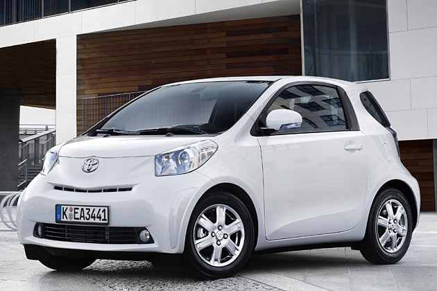 Anfang 2009 bekommt der Smart – endlich – einen ernstzunehmenden Konkurrenten: Der Toyota iQ kratzt an der Drei-Meter-Marke, bietet aber auch Platz fr drei Personen