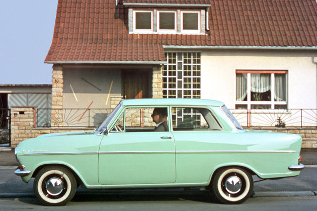 Beginn einer neuen ra: Der Kadett A erscheint 1962 – der erste Opel aus dem Werk Bochum. Die Motoren leisten 40 und 48 PS, der Einstandspreis liegt bei knapp 2.600 – D-Mark