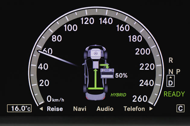 ... beim Bremsen dient er als Generator und speist Energie in die Batterie zurck