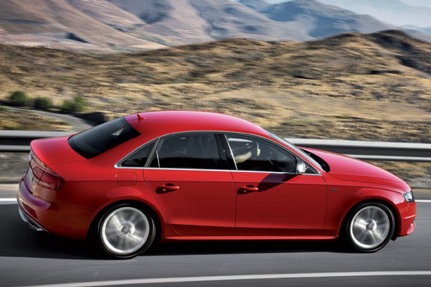 Erkennungszeichen sind modifizierte Schweller und Schrzen sowie die matt-silbernen Auenspiegel. Auf dem vorderen Kotflgel steht »V6T«