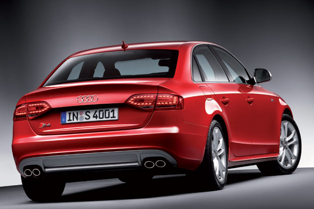 Am Heck sorgen Vierfach-Auspuffanlage und LED-Heckleuchten fr Akzente