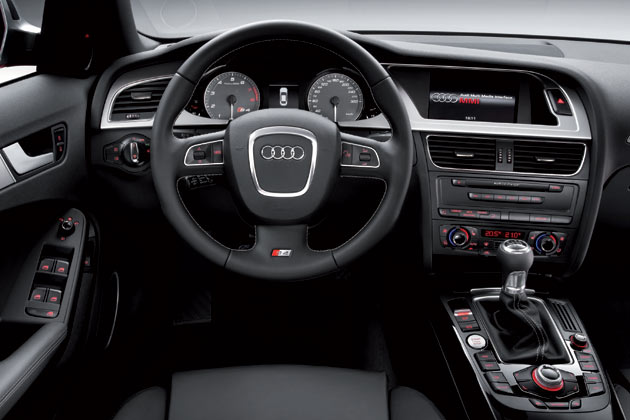 Graue Ziffernbltter mit weien Zeigern und 300-km/h-Tacho als Abgrenzung zu den schwcheren Modellen. Insgesamt wirkt das A4-Interieur viel unruhiger als frher