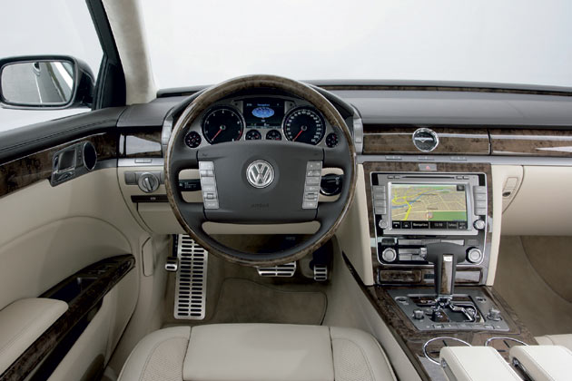 Eine modifizierte Mittelkonsole bestimmt das Bild im Interieur. Sie nimmt neue Radio- oder Navigationssysteme auf, die ber 8 Zoll groe Bildschirme verfgen