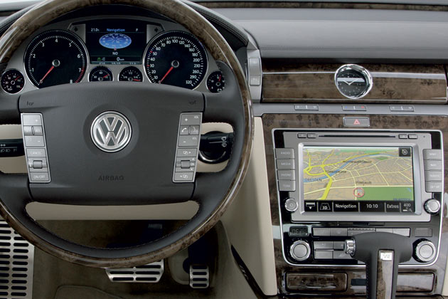 Auch der Klimabedieneinheit hat sich VW angenommen: Die Temperatur wird nun mit Drehreglern eingestellt. Angezeigt wird sie in kleinen Displays, wie sie VW in anderen Baureihen gerade abschafft