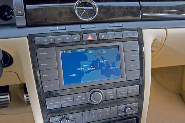 Zum Vergleich: Das bisherige Navi und die alte Klima-Steuerung