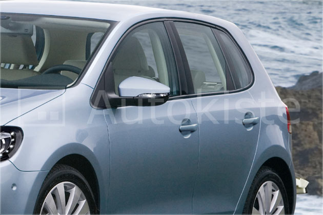 Die Seitenansicht wird bestimmt durch eine krftigere Schulterlinie und die neuen Auenspiegel. Es bleibt beim dritten Seitenfenster; die Schutzleisten entfallen