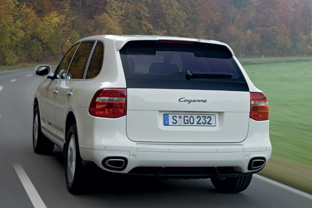uerlich gibt sich der Selbstznder nicht zu erkennen. Schlicht »Cayenne« steht auf der Heckklappe, ganz so wie beim Basis-Benziner mit 290 PS. Auch die Endrohre geben Kennern keinen Hinweis