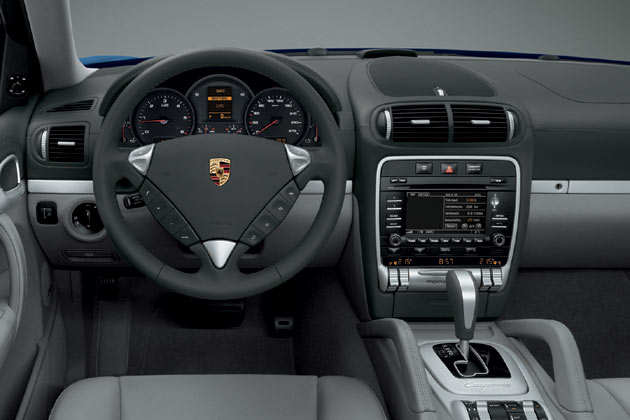 Blick ins Cayenne-Interieur. Die neue Variante erscheint im Februar 2009 zu Preisen ab rund 56.500 Euro