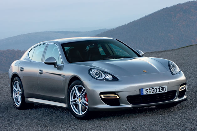 Das Design ist frei von berraschungen. Porsche hat den Marken-Look gekonnt auf den 4,97 Meter langen Viertrer bertragen