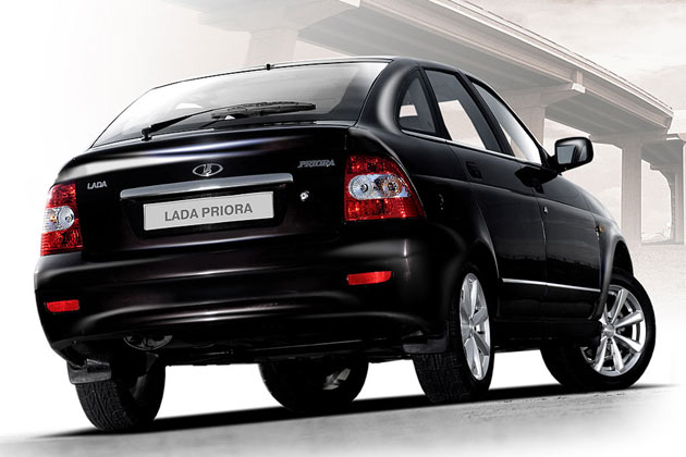 Gleichzeitig zur Limousine startet auch die Fließheck-Version 2172. Erstmals verfügen die Modelle über ABS. Weitere Fotos hat Lada nicht veröffentlicht