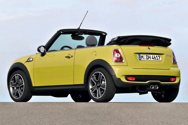 Kennzeichen sind u.a. neue Schrzen, die leicht ansteigende Seitenlinie und eine um sechs Zentimeter grere Lnge gegenber dem Vorgnger. Schade: Die Antenne bleibt unbersehbar