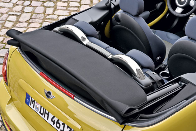 Der automatisch ausfahrende berrollbgel ist nun einteilig und niedriger, mithin unaufflliger, ausgefhrt. Nach wie vor schn integriert ist die dritte Bremsleuchte